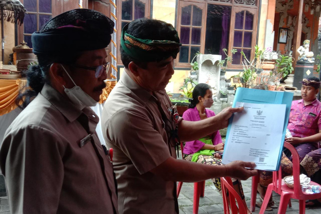 Wujudkan Desa Dalung Smartvillage, Serahkan KK Baru dan Akta Kematian kepada Keluarga Almarhum